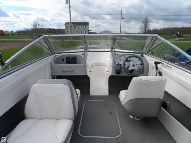 Slide: The Image of Bayliner 195 Discovery 2011 - 6