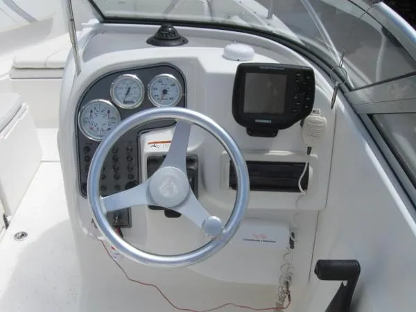 Slide: The Image of Wellcraft 220 Sportsman 2004 - 9