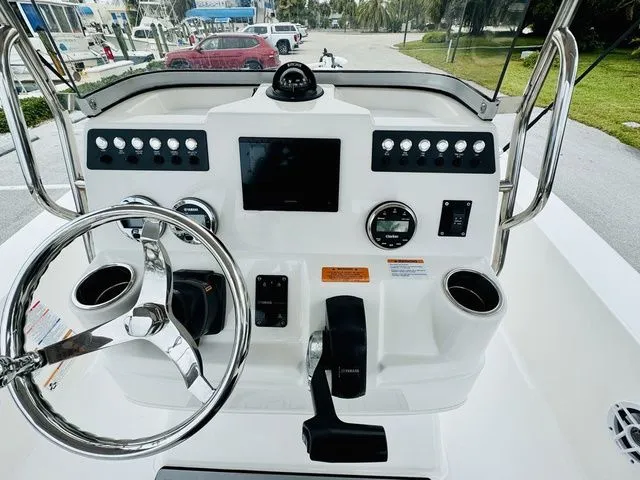 Slide: The Image of Robalo 206 Cayman 2023 - 11