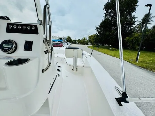 Slide: The Image of Robalo 206 Cayman 2023 - 13