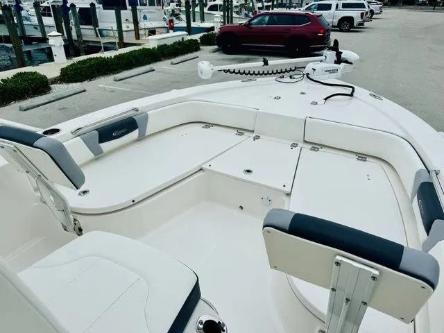 Slide: The Image of Robalo 206 Cayman 2023 - 14