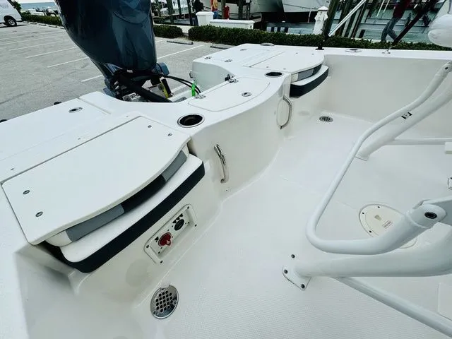Slide: The Image of Robalo 206 Cayman 2023 - 8