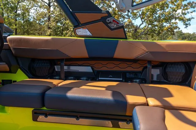 Slide: The Image of Malibu Wakesetter 23 LSV 2026 - 8