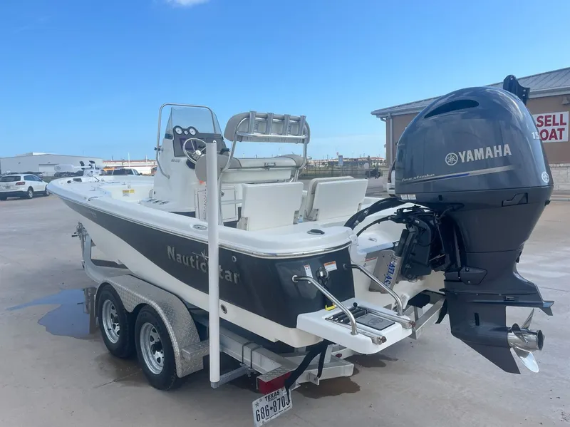 Slide: The Image of NauticStar 215 XTS 2017 - 10