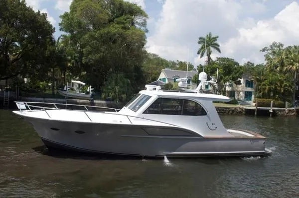 Slide: The Image of Calyber 35 Custom Hardtop Express 2014 - 0