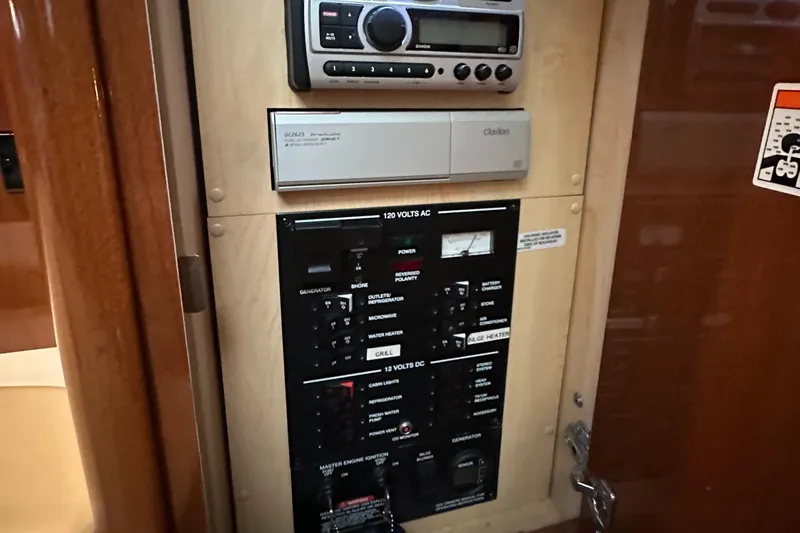 Slide: The Image of Control panel of Sea Ray Sundancer 310, 2008 model. - 9