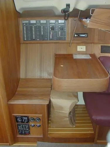 Slide: The Image of Hunter 410 2000 - 4