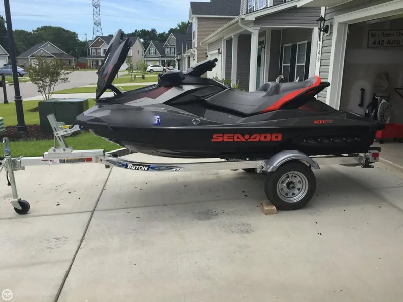 Slide: The Image of Sea-Doo GTI 155 Limited 2014 - 1