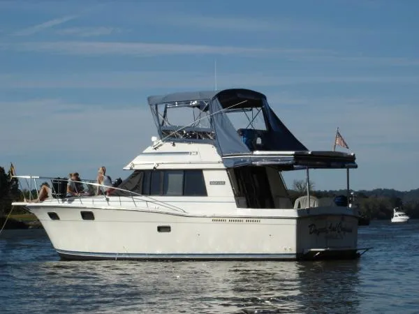 Slide: The Image of Carver Yachts 3227 Sedan Mid Cabin 1985 - 0