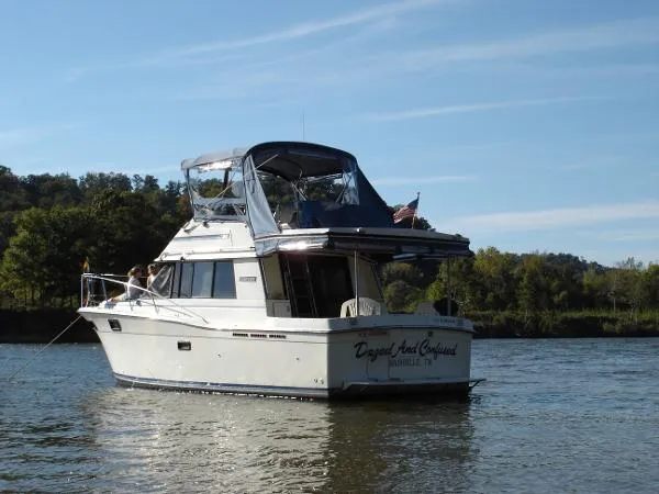 Slide: The Image of Carver Yachts 3227 Sedan Mid Cabin 1985 - 1
