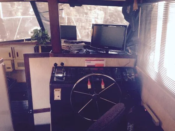 Slide: The Image of Carver Yachts 3227 Sedan Mid Cabin 1985 - 10