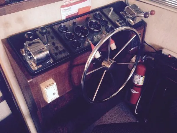 Slide: The Image of Carver Yachts 3227 Sedan Mid Cabin 1985 - 11