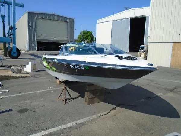 Slide: The Image of Bayliner 20 Challenger Ski Boat 1999 - 2