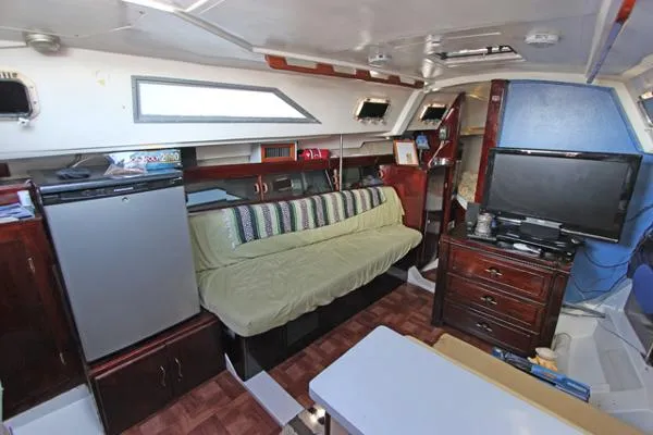Slide: The Image of Hunter 31 Shoal Draft 1984 - 6