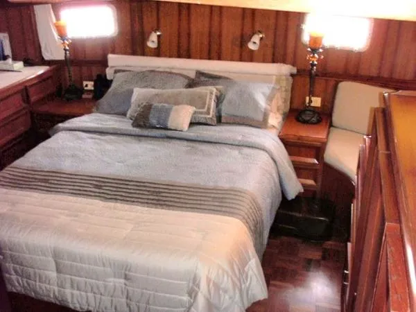 Slide: The Image of Jefferson 42 Sundeck Motor Yacht 1987 - 3