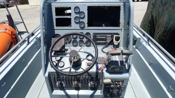 Slide: The Image of Boston Whaler Guardian 25 2005 - 10