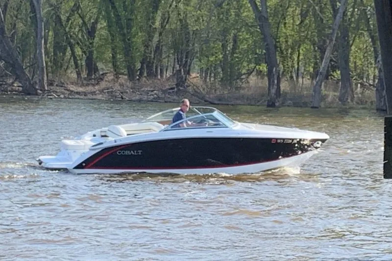 The Image of 2015 Cobalt R3 boat cruising on a river with trees in the background. - 1