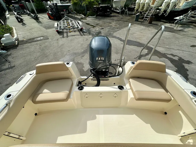 Slide: The Image of Rear view of 2025 Scout 195 Sportfish with Yamaha 115 engine. - 6