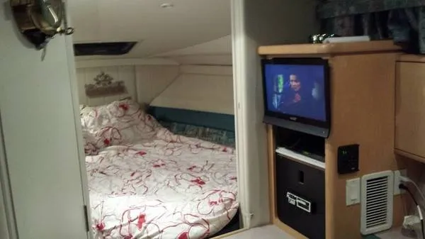 Slide: The Image of Carver Yachts 310 Mid Cabin Express 1995 - 4