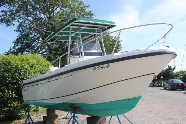 Slide: The Image of Boston Whaler 23 Outrage 1998 - 1