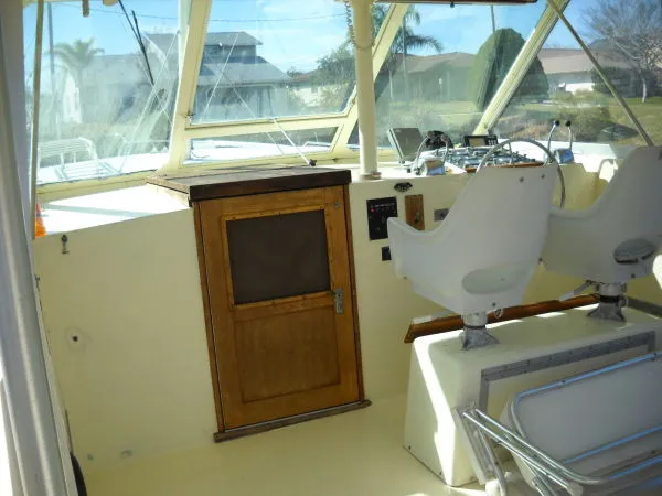 Slide: The Image of Hatteras 43 Double Cabin MY 1972 - 10
