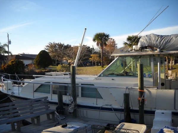 Slide: The Image of Hatteras 43 Double Cabin MY 1972 - 3