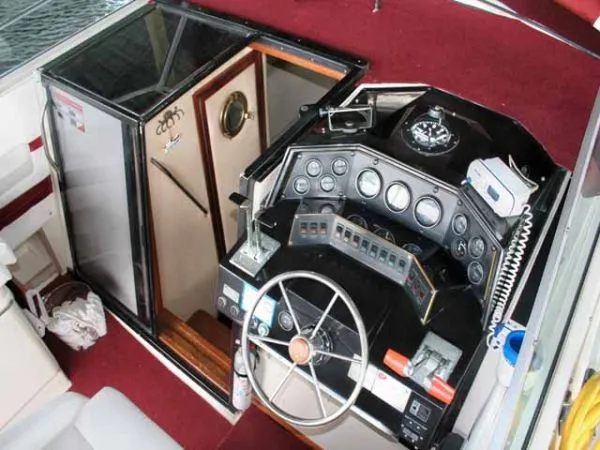 Slide: The Image of Wellcraft 3200 ST. TROPEZ 1985 - 5