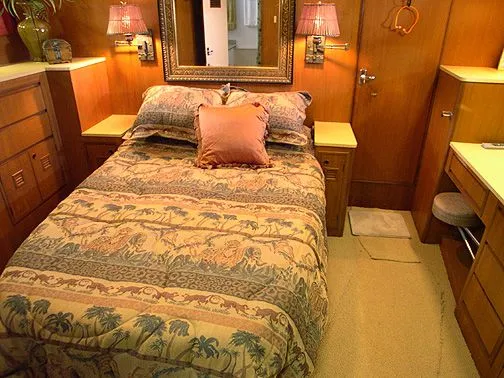 Slide: The Image of Cheoy Lee Efficient Motor Yacht 1986 - 3