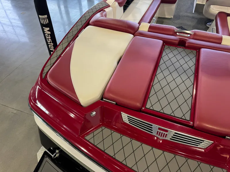 Slide: The Image of MasterCraft X30 2015 - 12