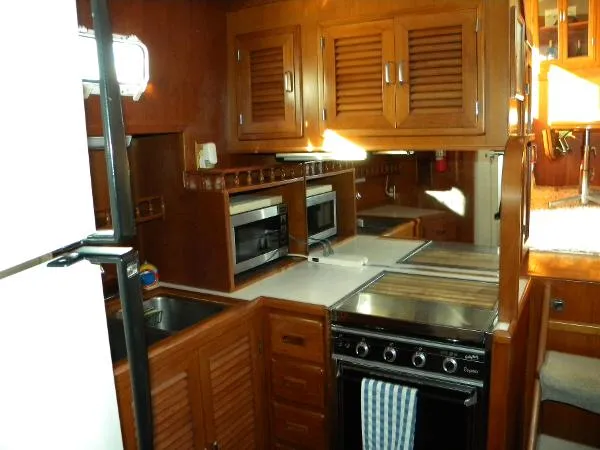 Slide: The Image of Jefferson 42 Sundeck Motor Yacht 1987 - 7