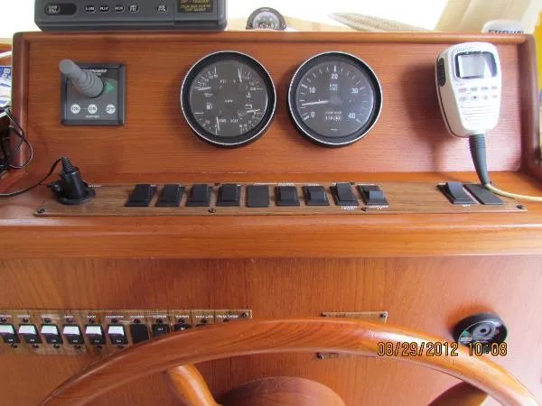Slide: The Image of Mainship 390 Trawler 2000 - 9