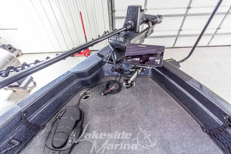 Slide: The Image of 2026 Recon 895 SC boat interior with advanced navigation and control systems. - 29