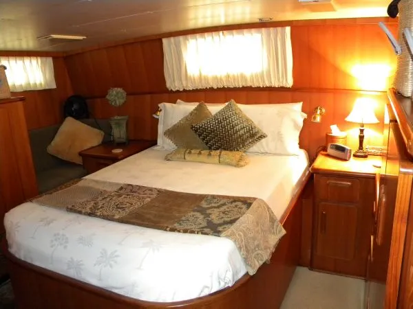 Slide: The Image of Jefferson Cockpit Motor Yacht 1990 - 1
