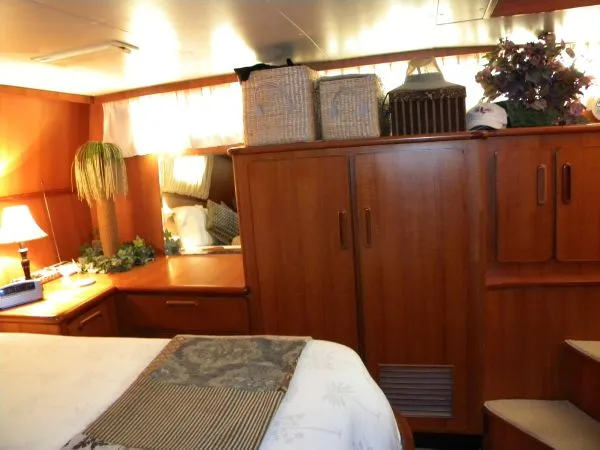 Slide: The Image of Jefferson Cockpit Motor Yacht 1990 - 2