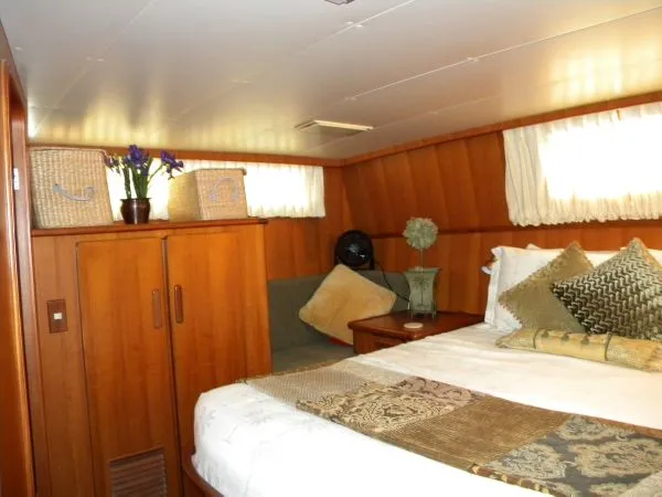 Slide: The Image of Jefferson Cockpit Motor Yacht 1990 - 3