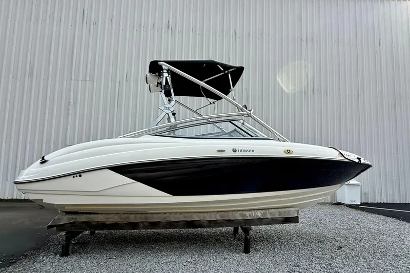 Slide: The Image of 2010 Yamaha Boats 212X on display, featuring sleek design and black-and-white color scheme. - 1