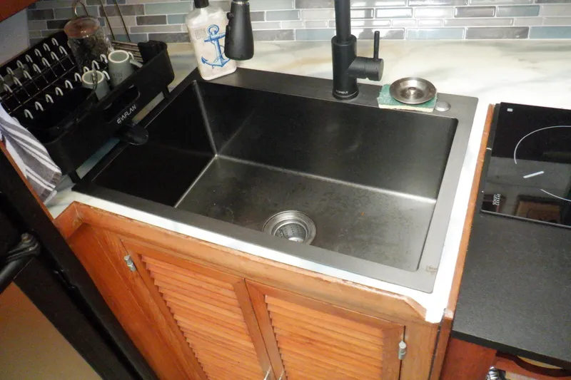 Slide: The Image of Kitchen sink area on a 1990 Marine Trader 47 Tradewinds yacht. - 33