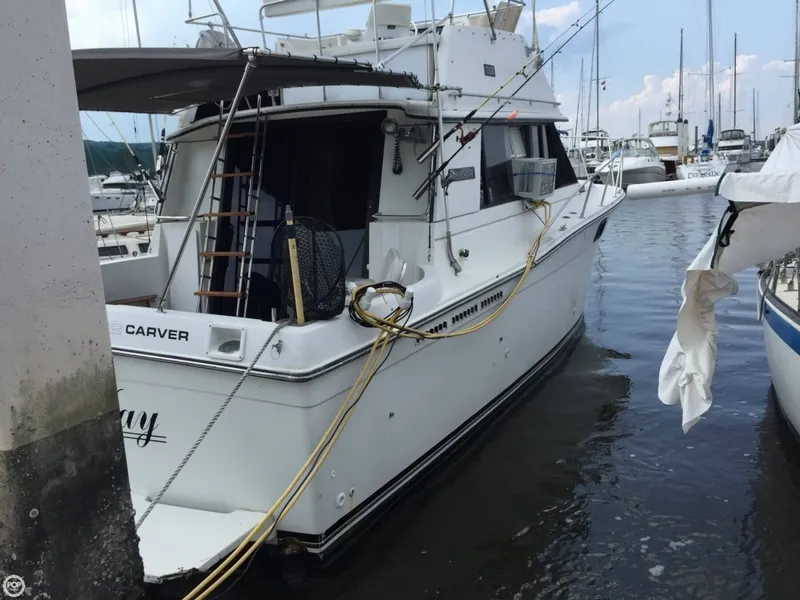 Slide: The Image of Carver Yachts 3227 Convertible 1985 - 7