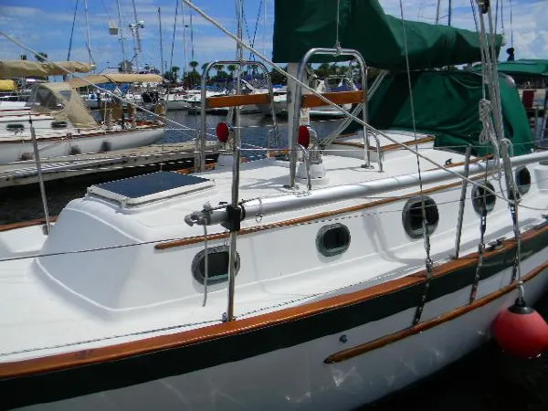 Slide: The Image of Pacific Seacraft 31 Cutter 1988 - 4