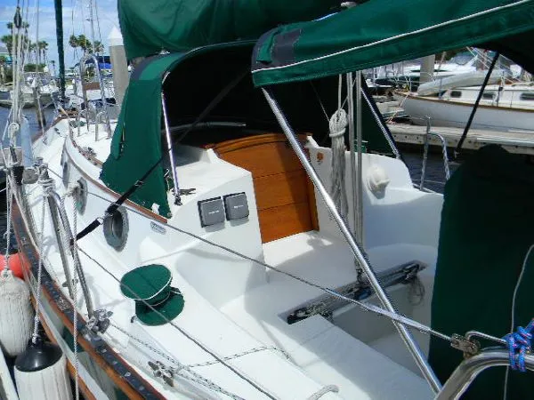 Slide: The Image of Pacific Seacraft 31 Cutter 1988 - 5