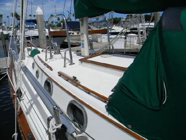 Slide: The Image of Pacific Seacraft 31 Cutter 1988 - 6