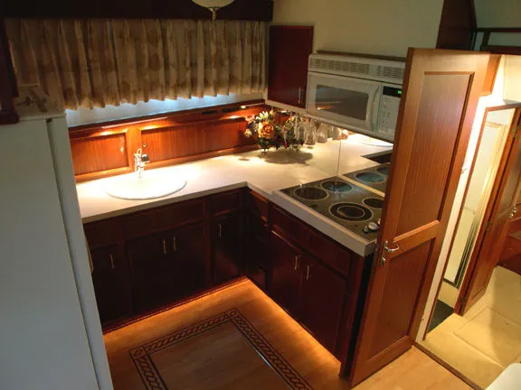 Slide: The Image of Hatteras Classic Motor Yacht 1979 - 5