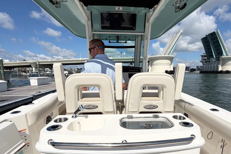 Slide: The Image of Boston Whaler 280 Outrage 2026 - 10