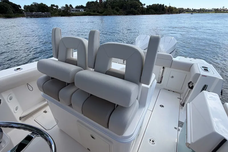 Slide: The Image of Boston Whaler 280 Outrage 2026 - 11