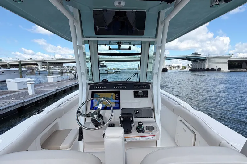 Slide: The Image of Boston Whaler 280 Outrage 2026 - 13
