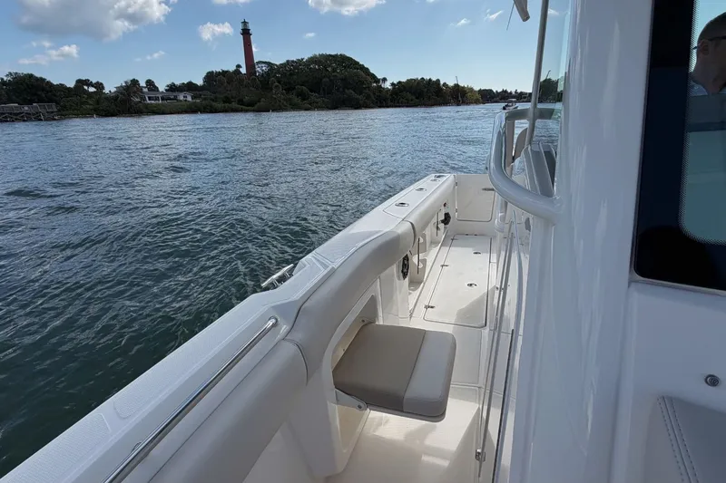 Slide: The Image of Boston Whaler 280 Outrage 2026 - 15