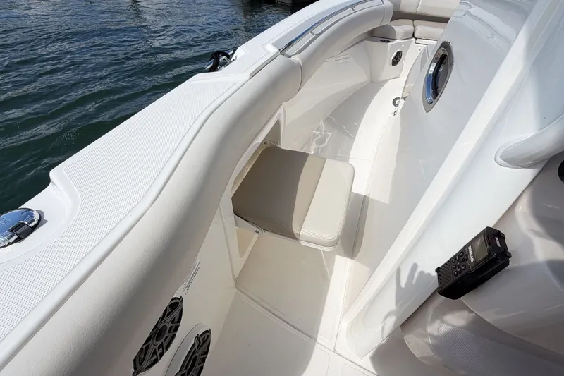Slide: The Image of Boston Whaler 280 Outrage 2026 - 16