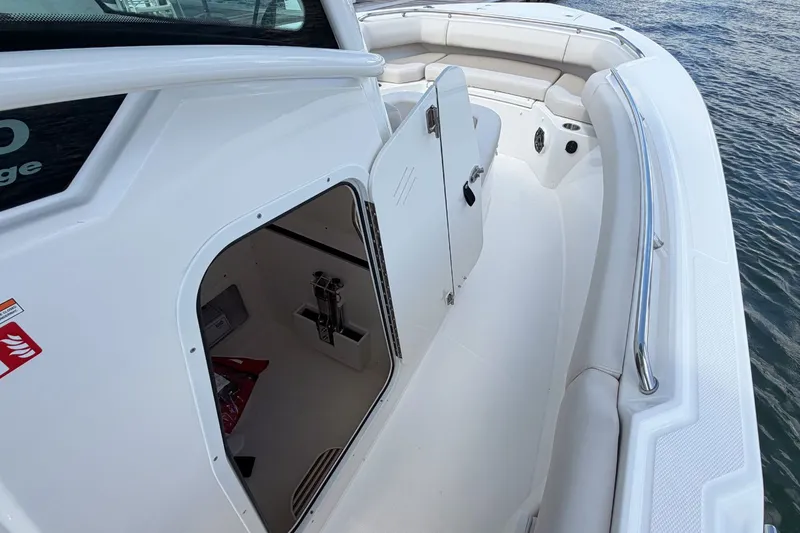 Slide: The Image of Boston Whaler 280 Outrage 2026 - 17