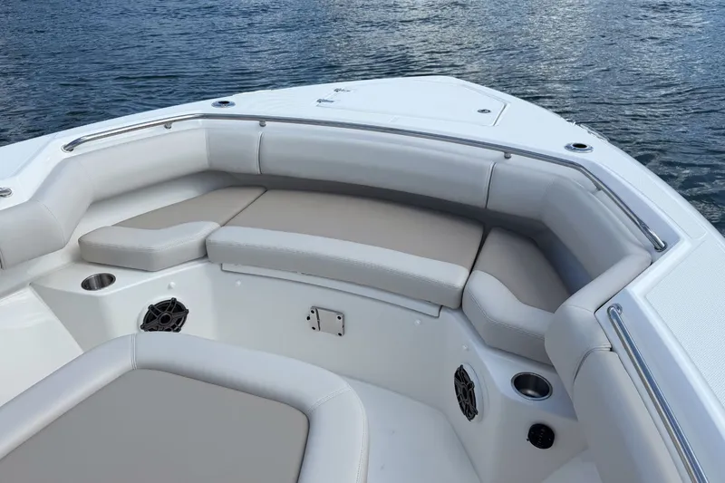 Slide: The Image of Boston Whaler 280 Outrage 2026 - 18