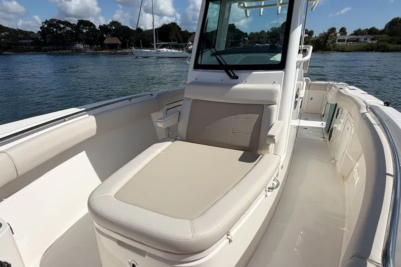 Slide: The Image of Boston Whaler 280 Outrage 2026 - 19